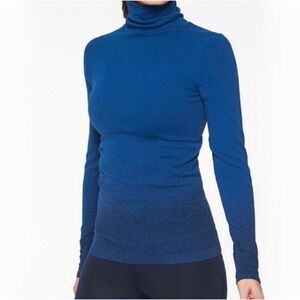 Athleta Flurry Base Layer Ombre Blue Turtleneck Thumbholes size Small
